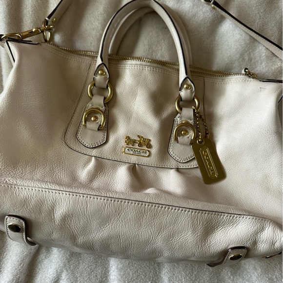 Beautiful white Coach bag - Picture 2 of 15